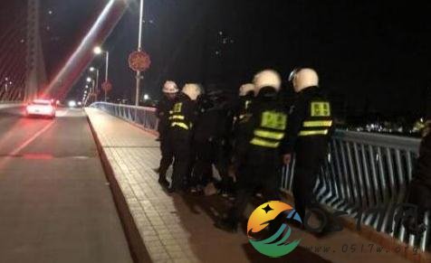 民警救跳桥轻生女子 是家庭纠纷还是工作不顺心