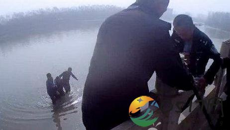 民警翻栏跳水救人 暖心之举救了一个完整的家