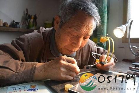 老人坚持雕刻70年 老人为何爱上了雕刻