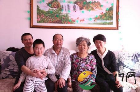 替战友尽孝20年 他为何会替战友尽孝