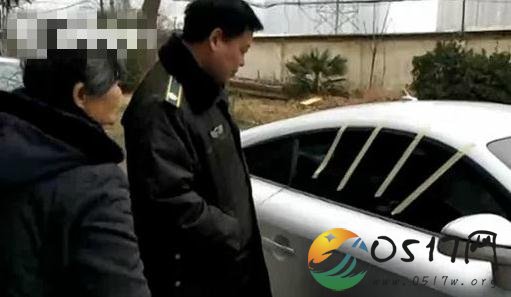 车主忘关窗老太守护 车主也太粗心大意了