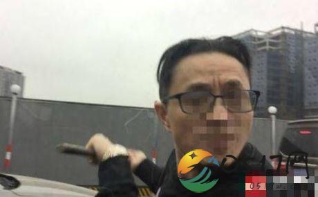 男子手持钢棍教育超车 他为何这么做
