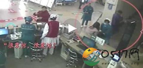 老人问诊下跪致谢引关注 究竟是怎么回事