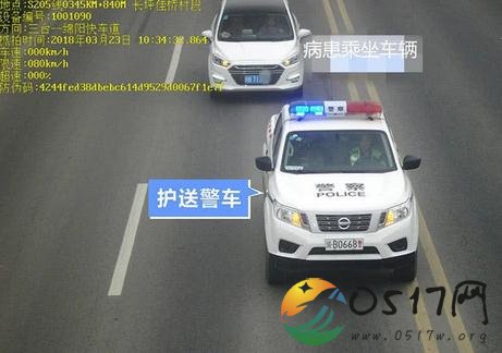 交警带私家车闯红灯 网友：时间就是生命