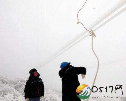 检修人员抗冰保电 近1.2公里线路被冰覆盖严重