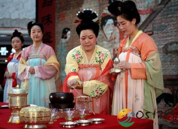 西安上演仿唐烹茶秀 多个步骤让围观游客大饱眼福