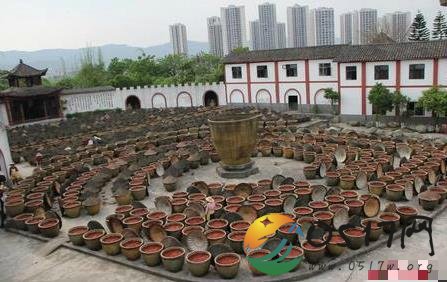 重庆火锅博物馆晒底料 5000多缸酱料特别壮观