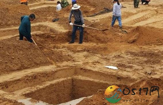郑州工地出现古墓群 几十名专家正在考古发掘