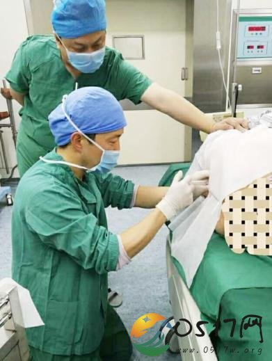 医生跪地七八分钟给患者打麻药 称要十分小心