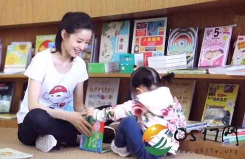 奶茶妹妹章泽天首次带女儿出镜 她的女儿长啥样