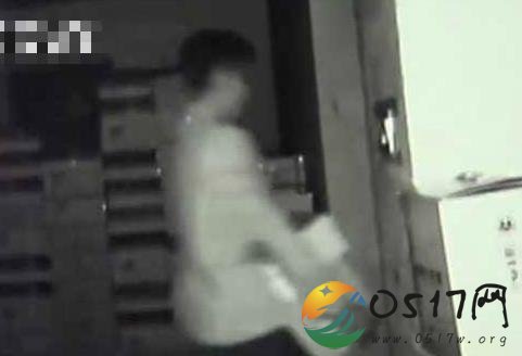 男子行窃不忘拜关公像 难道这样就不会被抓了吗