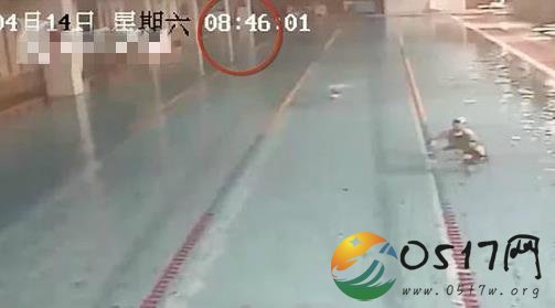 女子泳池溺亡 救生员竟去买烟
