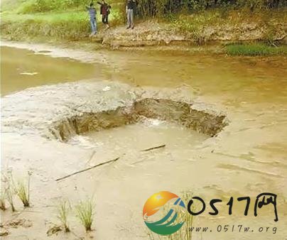 鱼塘现神秘大坑 这大坑是怎么形成的