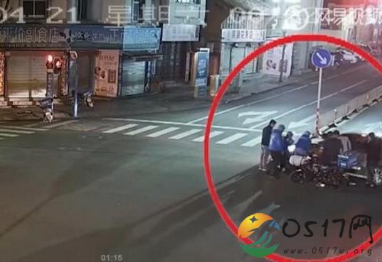 外卖小哥齐抬车救人 骑车女子被卷车底无法动弹
