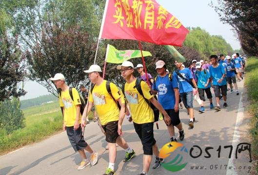 高三学生徒步减压 看来高考考生压力真不小