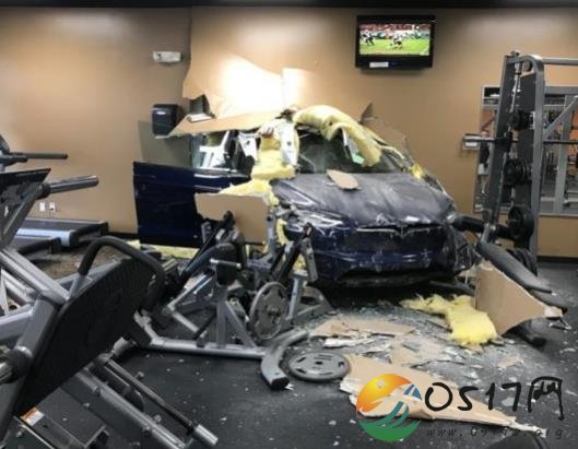 美国一特斯拉撞入健身房 疑车主误把油门当刹车