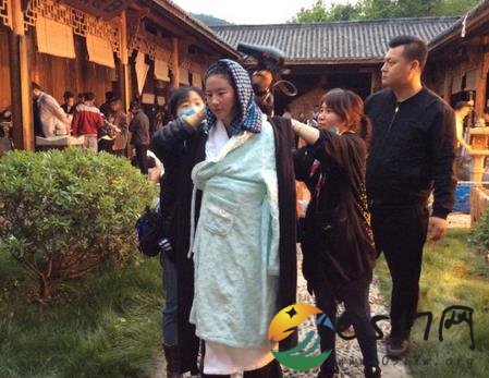 刘亦菲拍水戏 自我调侃画面很搞笑
