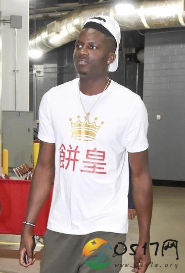 卡佩拉穿饼皇T恤 可见很喜欢中国球迷送的绰号