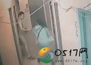 男子强行拖拽女子进屋 舍友及时报警女子得救