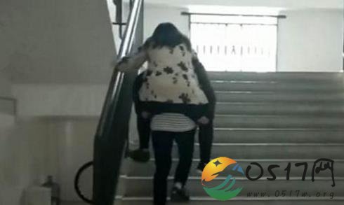 学生背老师去上课 只因老师脚受伤严重
