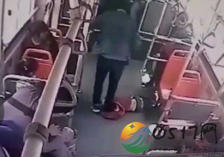 男童公交上遭过肩 男童的调皮害了自己