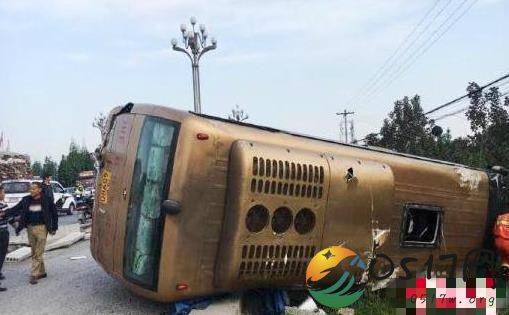 四川什邡客车侧翻