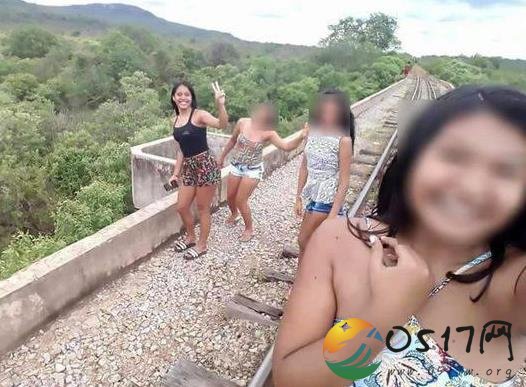 巴西女生桥上自拍 却没发现桥有多危险