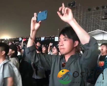 俞灏明看音乐节 却因上厕所上了热搜