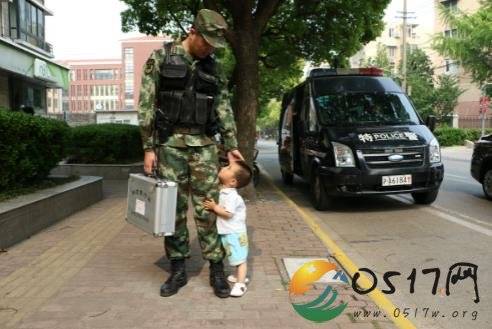儿子路遇武警父亲 父子别离画面让人暖心