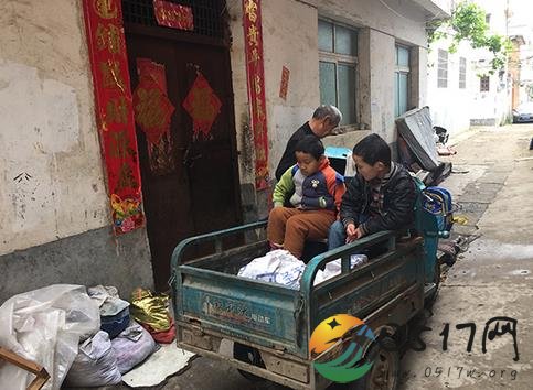 拾荒老太收养9弃婴 生活拮据的她为何这么做