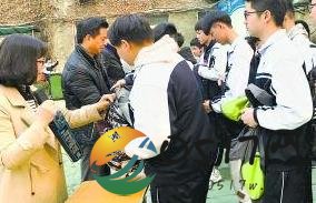 高中设安检门禁手机 只因手机会影响学业