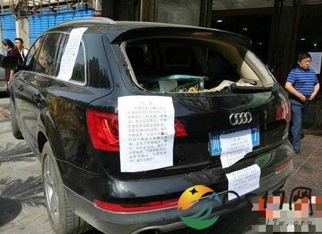 游客车停酒店被砸 难道车内有值钱的东西