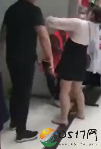 河南一城管脚踹保洁员 涉事城管已被停职
