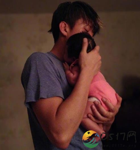 邓超自称臭屁爸爸 凌晨发博给4岁女儿小花庆生