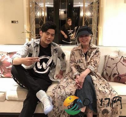 周杰伦与妈妈撞衫 晒出的合照竟然有抢镜的