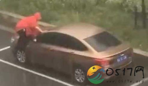 暴雨中淡定洗车 难道是为了省洗车的钱