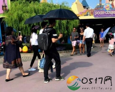网友遇黄晓明游迪士尼 再低调依旧还是被发现了