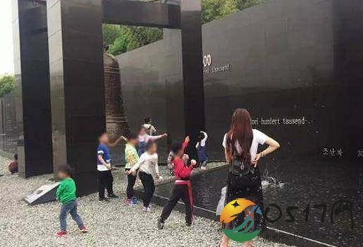 你怎么看?七八岁孩子在南京大屠杀纪念馆打水漂