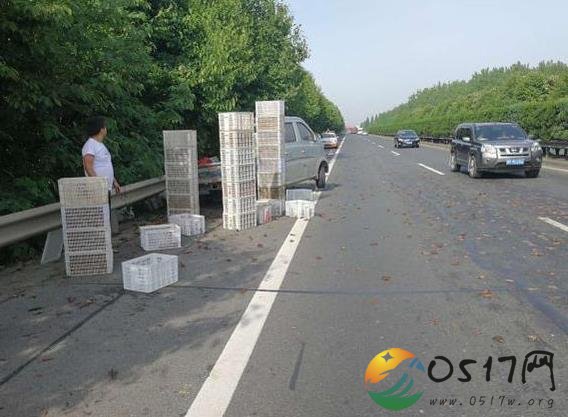 小龙虾百慕大翻车 货车多拉快跑导致事故频发