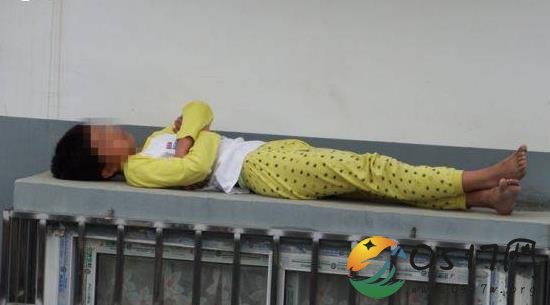 男孩睡5楼防盗网 只因懒床不肯起床遭父亲训斥