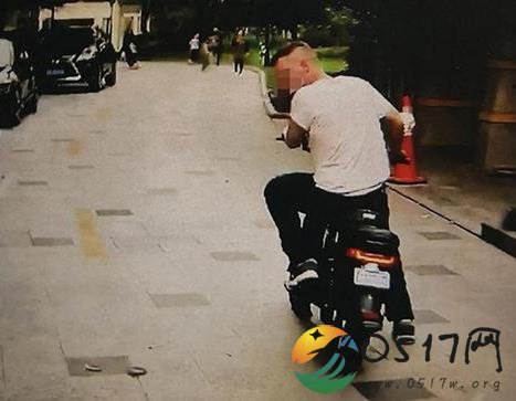 老外偷电动车被抓 老外还曾狡辩出现幻觉