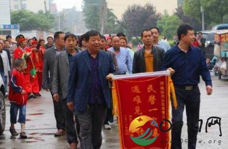 民警开枪制伏歹徒 歹徒究竟想干什么