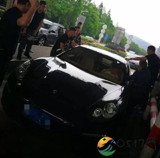 绑匪开保时捷逃窜 民警荷枪实弹进行围堵