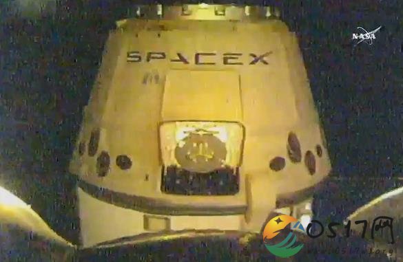 SpaceX飞船成功返航 竟带回了小白鼠