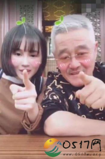 赵本山与女儿同框卖萌 虽头发花白但景森不错