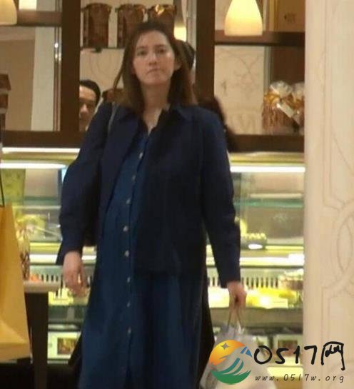 余文乐老婆挺巨肚买蛋糕 将在下个月迎来小宝宝