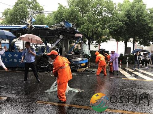 绍兴公交货车相撞 造成1人死亡和多人受伤
