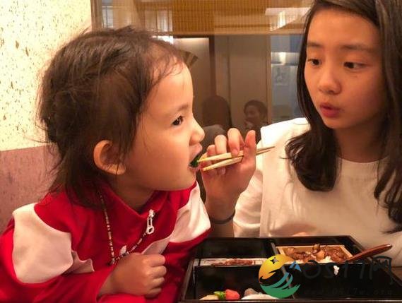 多多喂多妹吃饭 黄磊孙莉一对女儿十分有爱