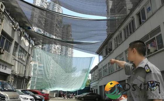 停车场频遭枪击 警方勘查现场撑伞避免被黑枪