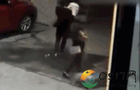 天降大狗砸中路人 狗没事人瞬间倒地不省人事